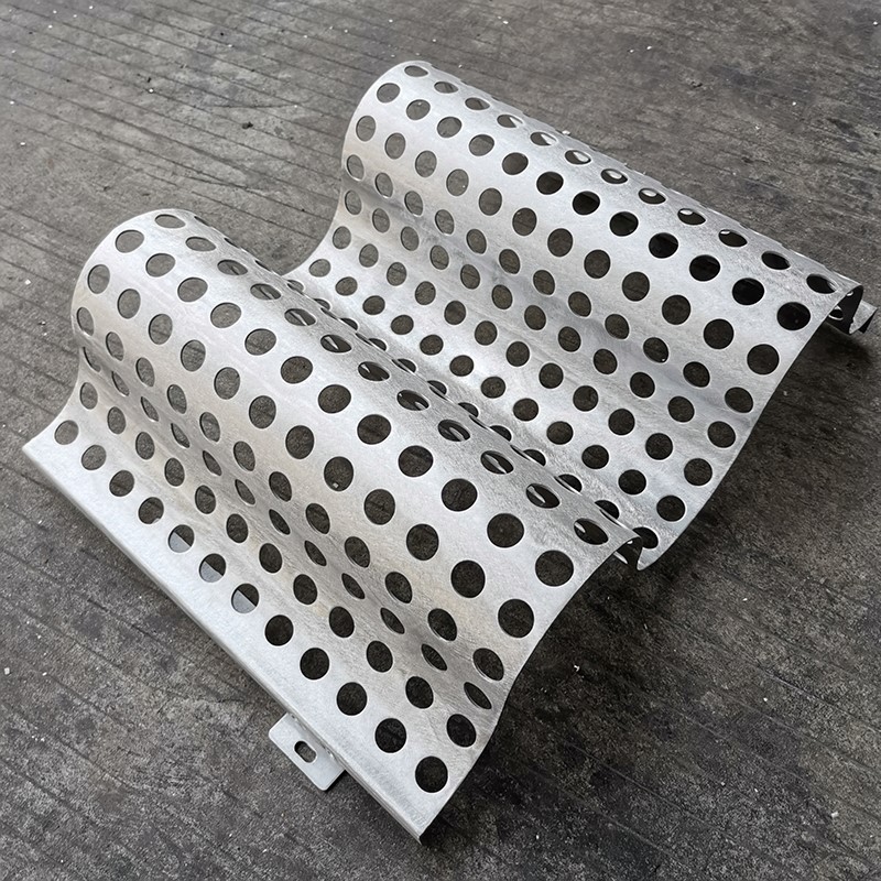 冲孔铝单板的生产过程